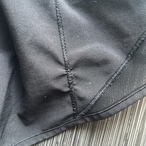 Lululemon Hotty Hot Shorts 2.5” ✧ Black ✧ Size 4 - Picture 8 of 9